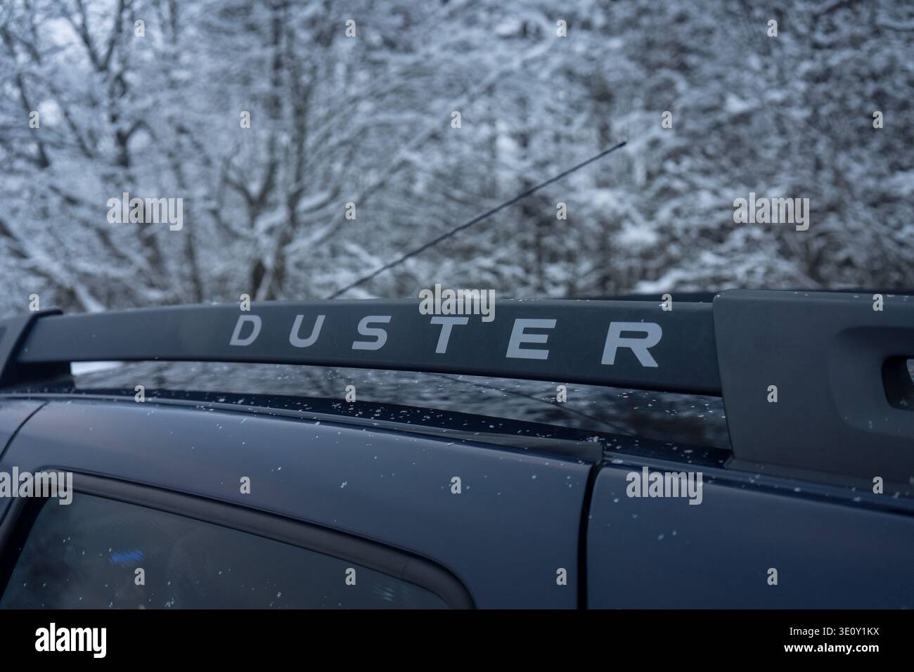 Kuopio, Finnland - 26. Januar 2026 - Text auf 2017 Dacia Duster Dachträger in Nahaufnahme im Winter Stockfoto