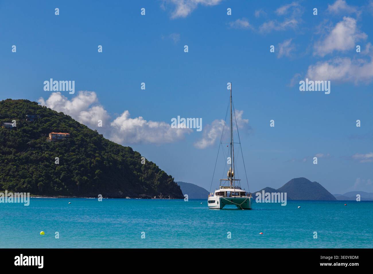 Katamaran auf türkisfarbenem Wasser der Cane Garden Bay in Tortola, Britischen Jungferninseln, Karibischen Inseln im Dezember Stockfoto