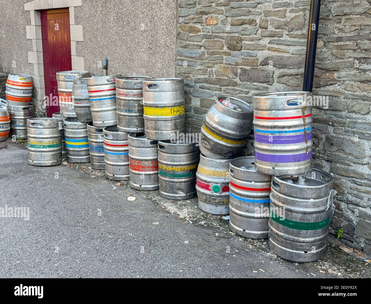 Pontypridd, Wales, Vereinigtes Königreich - 12. Juli 2025: Reihe von Bierfässern vor einem Pub in der Nähe des Stadtzentrums von Pontypridd - Smartphone-aufgenommenes Stockfoto
