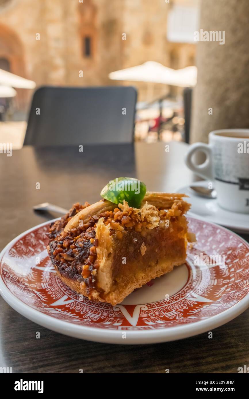 Traditioneller Mondonedo-Kuchen und Kaffee auf dem historischen Stadtplatz Stockfoto