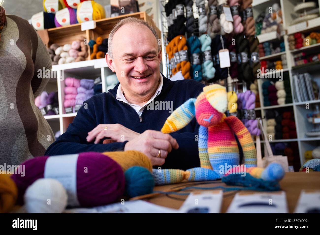 Der Führer der Liberaldemokraten Sir Ed Davey während eines Besuchs in einem Wollgeschäft in Thirsk, North Yorkshire, als die Partei auf ihrer Frühjahrstagung in York mehr Unterstützung für unabhängige Unternehmen und eine Wiederbelebung der Straßen fordert. Bilddatum: Samstag, 14. März 2026. Stockfoto