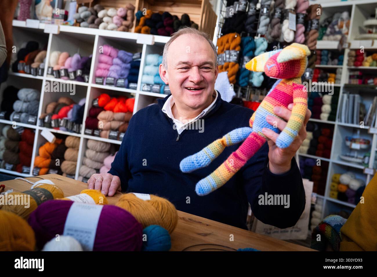 Der Führer der Liberaldemokraten Sir Ed Davey während eines Besuchs in einem Geschäft in Thirsk, North Yorkshire, als die Partei auf ihrer Frühjahrstagung in York mehr Unterstützung für unabhängige Unternehmen und eine Wiederbelebung der Straßen fordert. Bilddatum: Samstag, 14. März 2026. Stockfoto