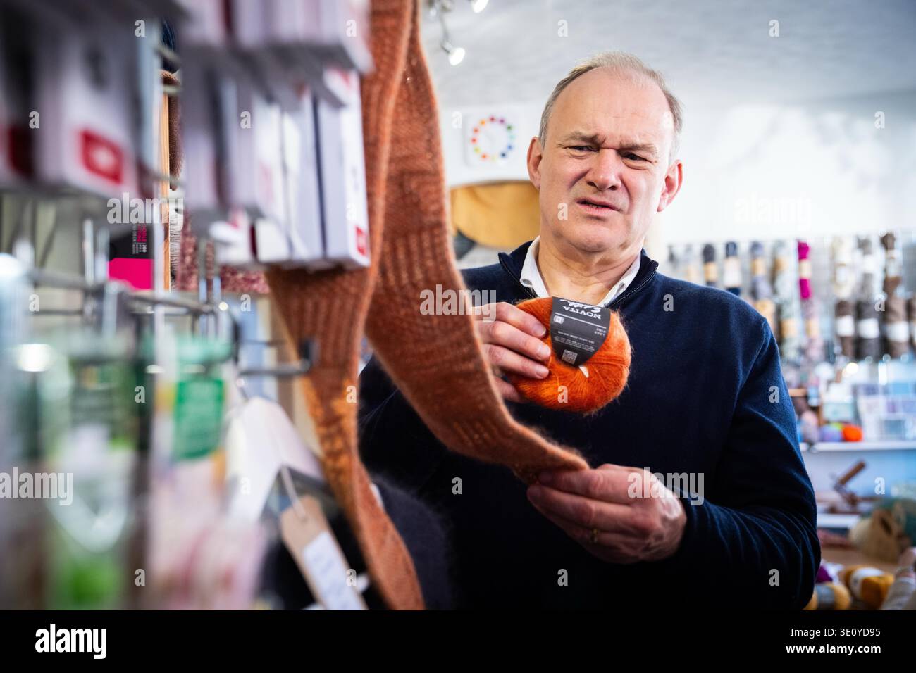 Der Führer der Liberaldemokraten Sir Ed Davey während eines Besuchs in einem Wollgeschäft in Thirsk, North Yorkshire, als die Partei auf ihrer Frühjahrstagung in York mehr Unterstützung für unabhängige Unternehmen und eine Wiederbelebung der Straßen fordert. Bilddatum: Samstag, 14. März 2026. Stockfoto