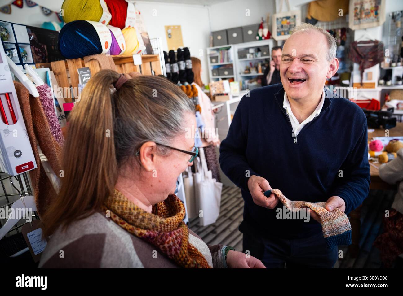 Der Führer der Liberaldemokraten Sir Ed Davey während eines Besuchs in einem Wollgeschäft in Thirsk, North Yorkshire, als die Partei auf ihrer Frühjahrstagung in York mehr Unterstützung für unabhängige Unternehmen und eine Wiederbelebung der Straßen fordert. Bilddatum: Samstag, 14. März 2026. Stockfoto