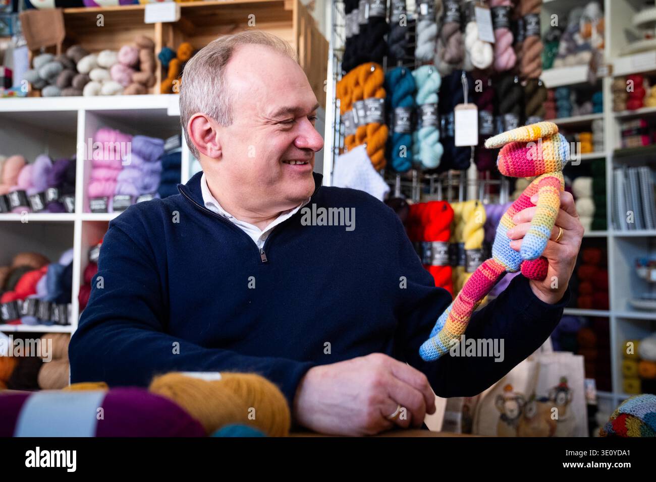 Der Führer der Liberaldemokraten Sir Ed Davey während eines Besuchs in einem Wollgeschäft in Thirsk, North Yorkshire, als die Partei auf ihrer Frühjahrstagung in York mehr Unterstützung für unabhängige Unternehmen und eine Wiederbelebung der Straßen fordert. Bilddatum: Samstag, 14. März 2026. Stockfoto