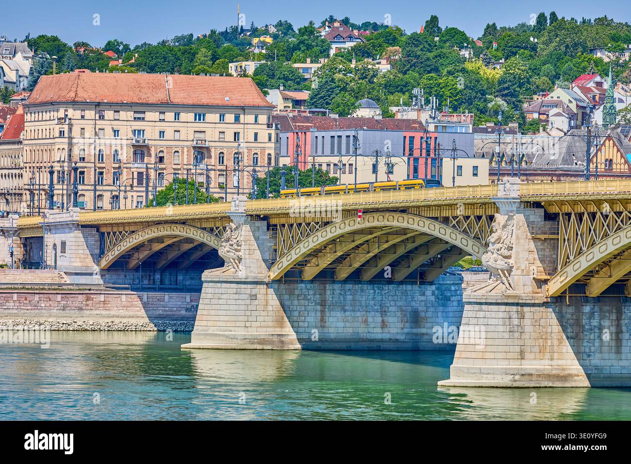 Die Margaretenbrücke ist eine Dreiwegebrücke, die Buda und Pest über die Donau verbindet und die Margareteninsel mit den Ufern in Budapest verbindet Stockfoto