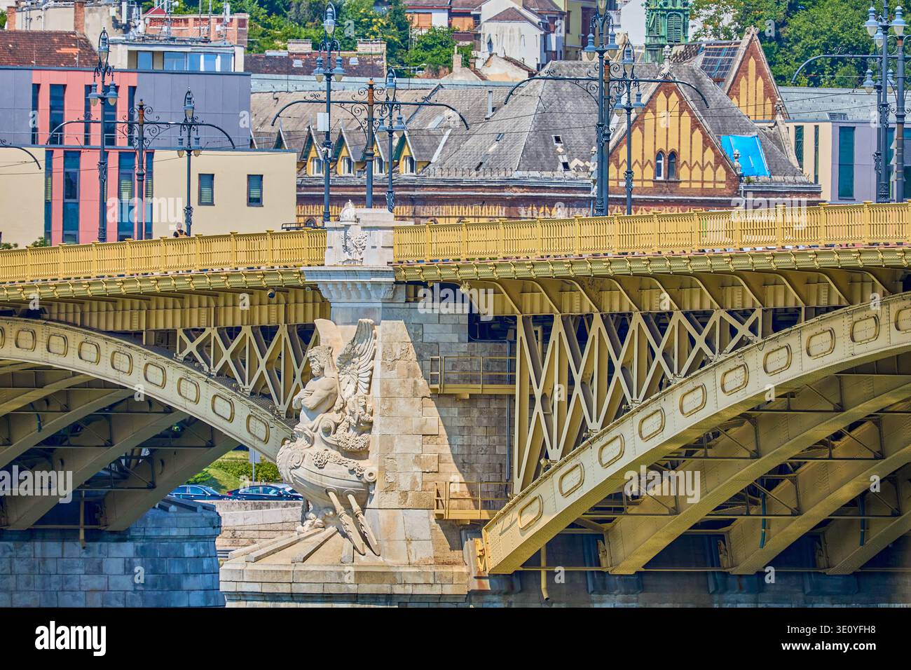 Die Margaretenbrücke ist eine Dreiwegebrücke, die Buda und Pest über die Donau verbindet und die Margareteninsel mit den Ufern in Budapest verbindet Stockfoto