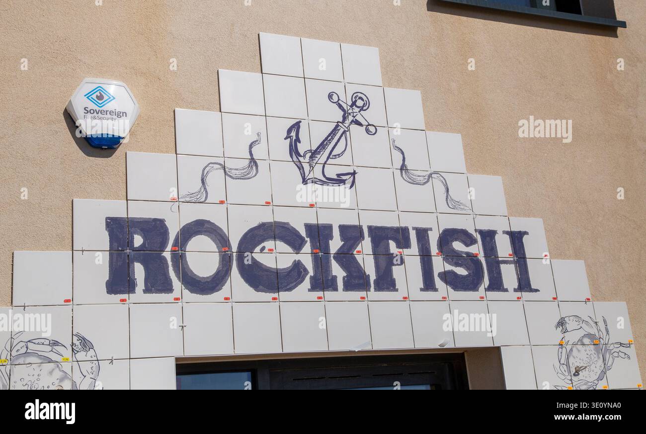 Gefliester Eingang zum Rockfish Fish Restaurant, Eröffnung im März 2026 auf der Esplanade Sidmouth, auf dem Gelände der alten Bohrhalle von Mitch Tonks Stockfoto