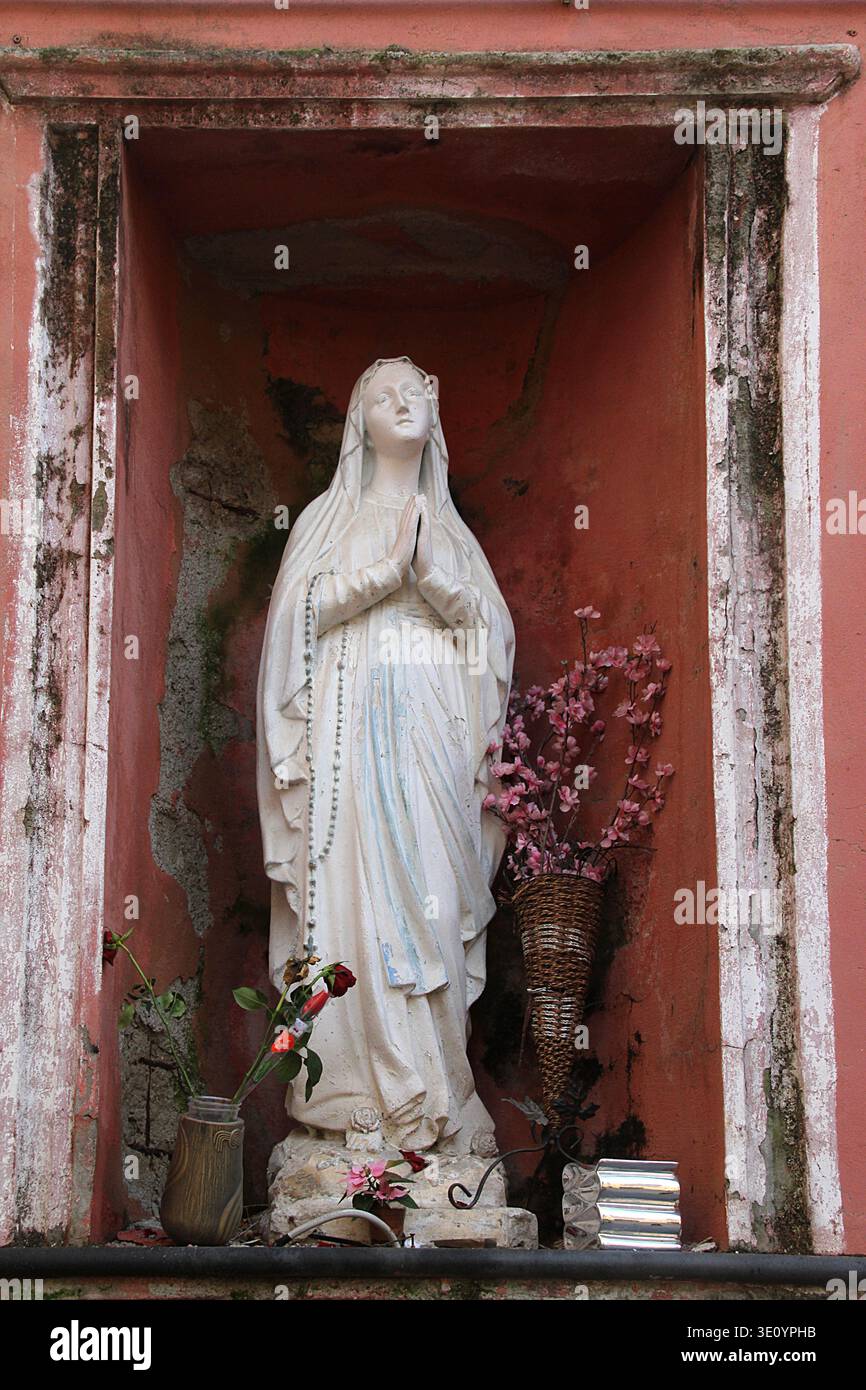 Kleine Marienstatue in einer Wandnische in Salerno, Italien Stockfoto
