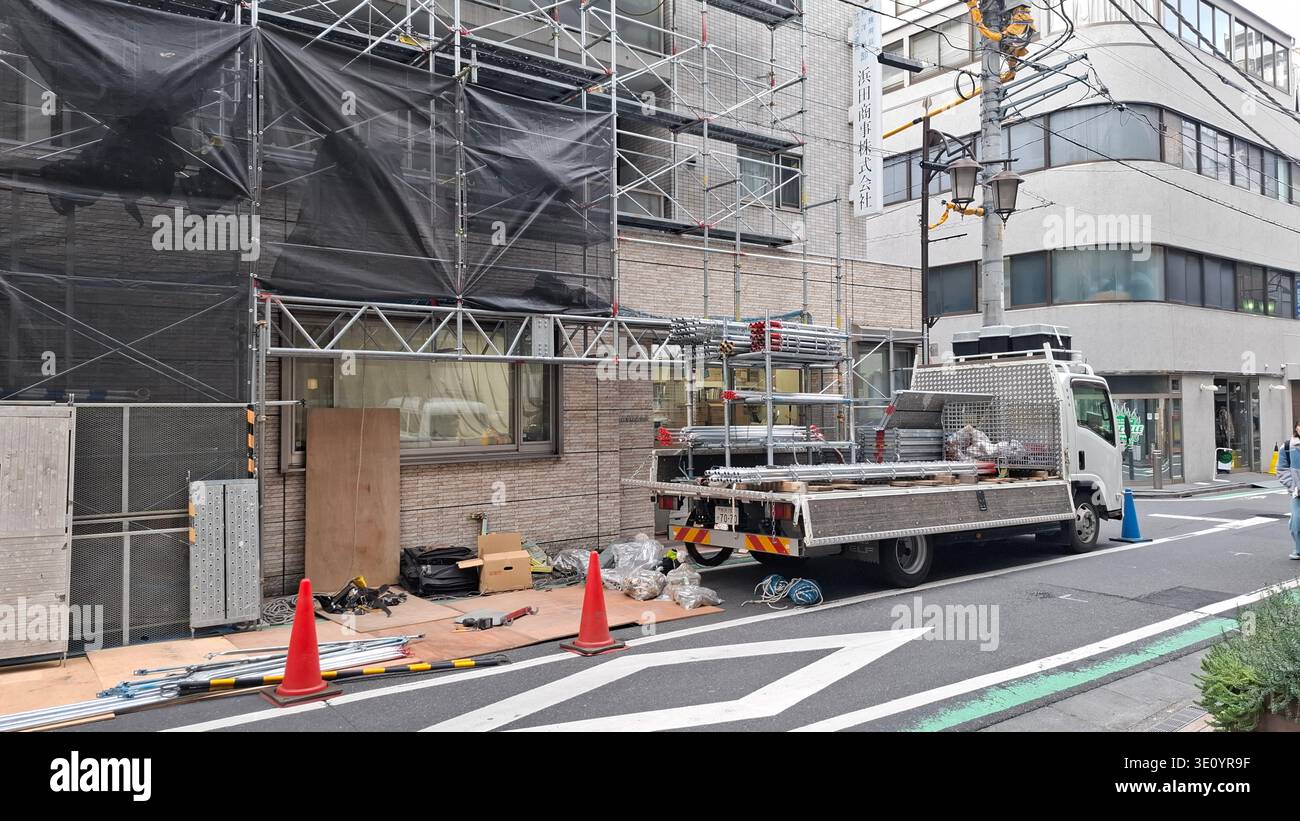 Tokio Japan 17. Februar 2026 städtische Baustelle in Tokio Japan Fotogerüstwagen und Sicherheitskegel Stockfoto