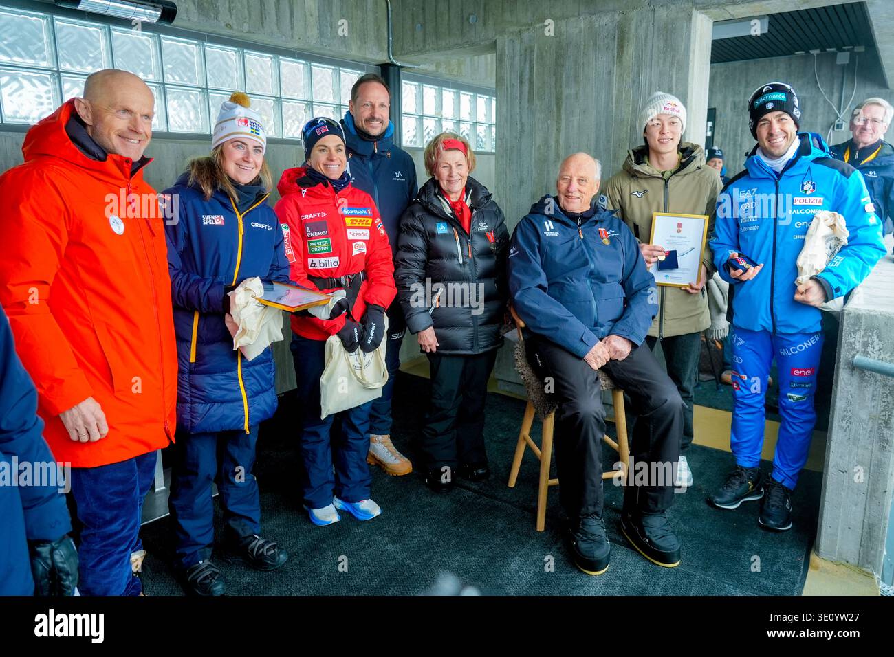 Oslo 20260314. Christian Stabell Eriksen from the ski association presents the Holmenkollen medal together with Crown Prince Haakon, Queen Sonja and King Harald to Swedish Ebba Andersson, Heidi Weng, Japanese Ryōyū Kobayashi, and Italian Federico Pellegrino in Holmenkollen on Saturday.  Photo: Terje Pedersen / NTB   This text is auto translated Stockfoto