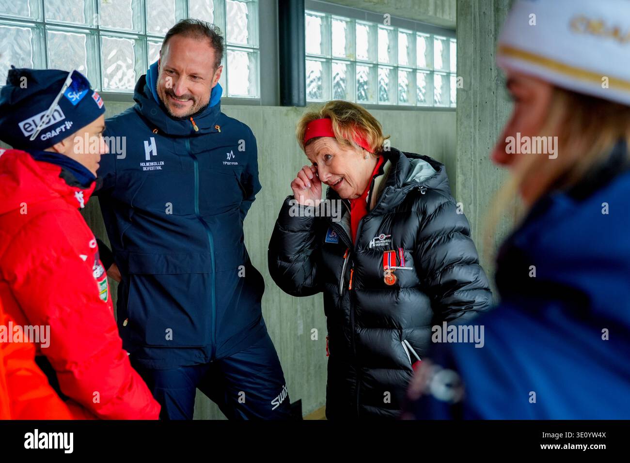 Oslo 20260314. Christian Stabell Eriksen from the ski association presents the Holmenkollen medal together with Crown Prince Haakon, Queen Sonja and King Harald to Swedish Ebba Andersson, Heidi Weng, Japanese Ryōyū Kobayashi, and Italian Federico Pellegrino in Holmenkollen on Saturday.  Photo: Terje Pedersen / NTB   This text is auto translated Stockfoto