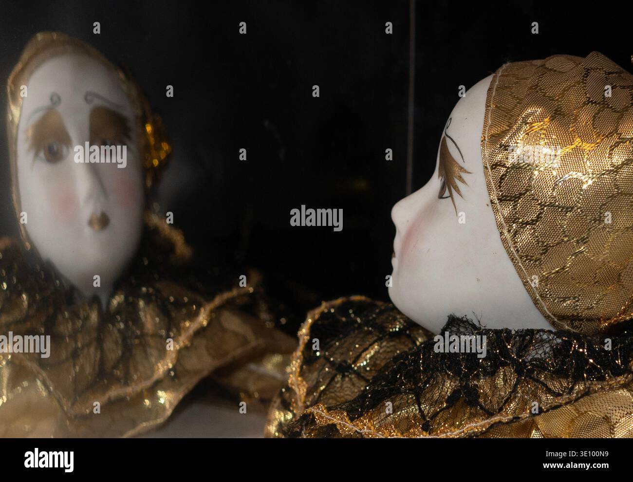 Eine handbemalte Harlequin-Porzellan-Figur Stockfoto