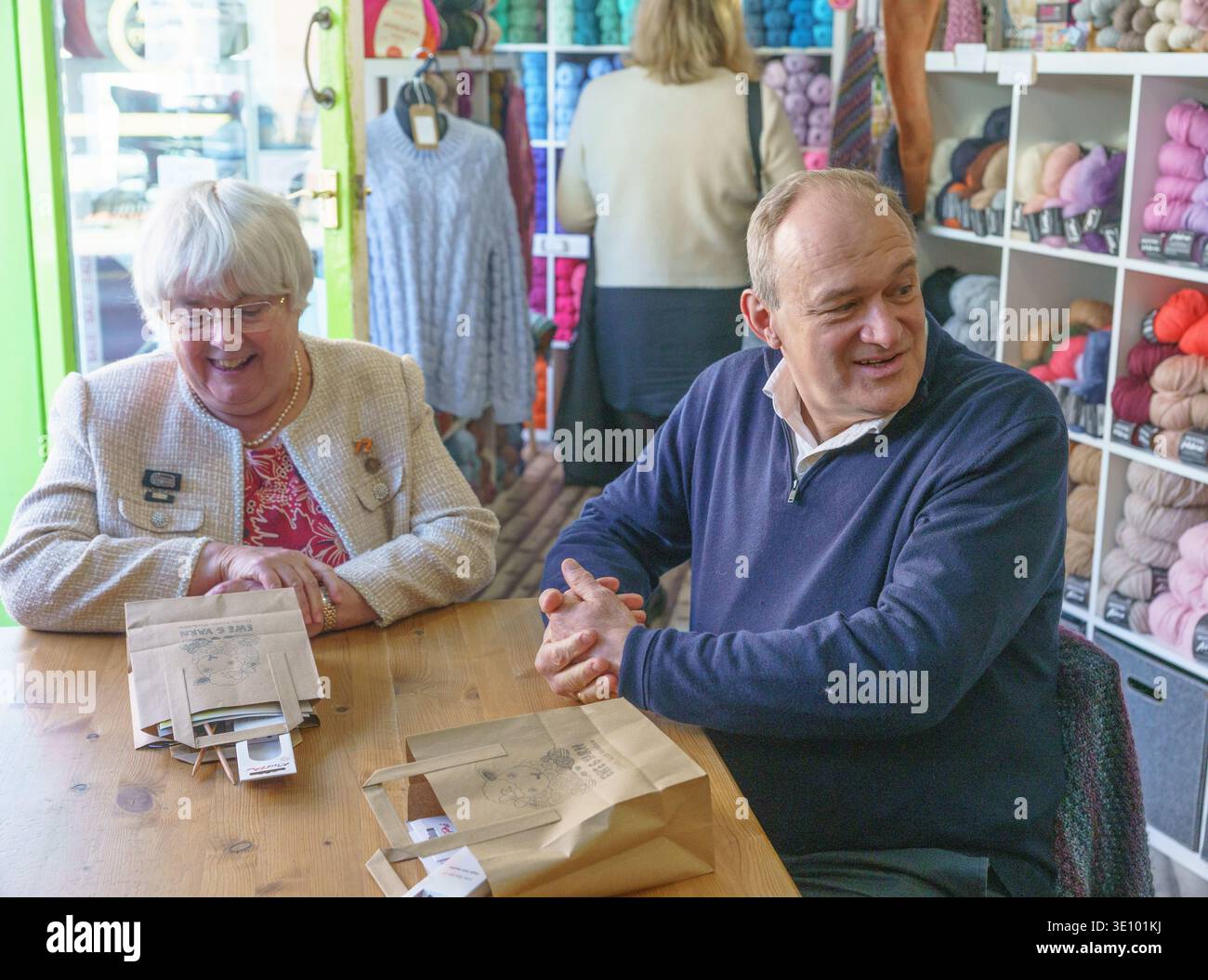 Thirsk, North Yorkshire. Der Vorsitzende der Liberaldemokraten Ed Davey und die Parlamentsabgeordnete Charlotte Cane (Ely und East Cambridgeshire) besuchen Ewe and Yarn, ein unabhängiges Geschäft in Thirsk. Frühjahrstagung Bridget Catterall/AlamyLiveNews Stockfoto