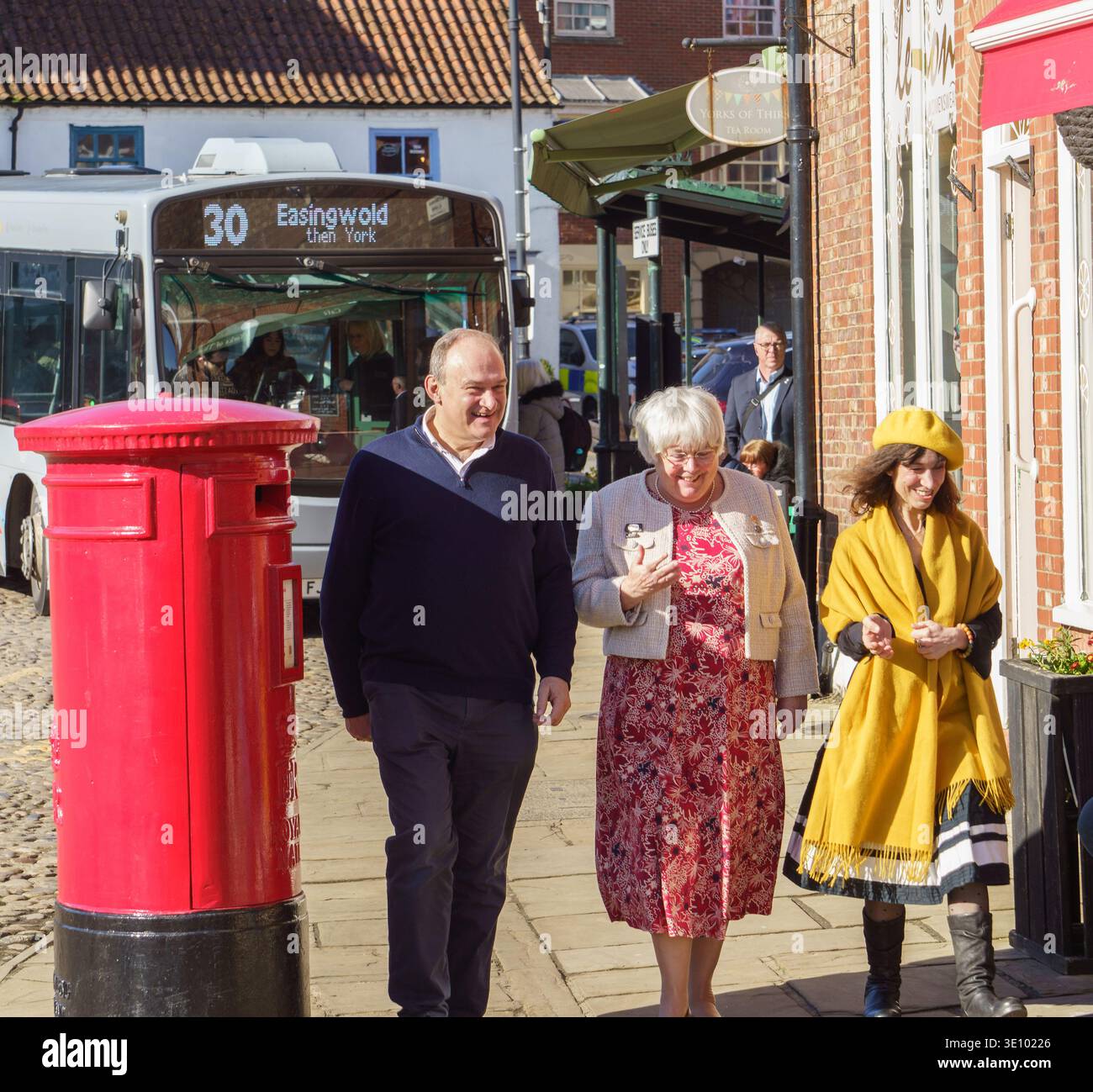 Thirsk, North Yorkshire. Der Vorsitzende der Liberaldemokraten, Ed Davey, und die Abgeordneten Manuela Perteghella (Rt) (Stratford upon Avon) und Charlotte Cane (Mitte) (Ely und East Cambridgeshire) besuchen Thirsk. Frühjahrstagung Bridget Catterall/AlamyLiveNews Stockfoto