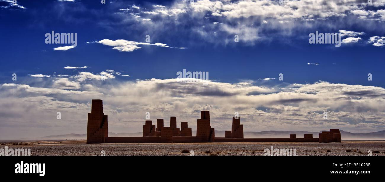 Erfoud, marokko, 6. januar 2026: Die antike Stadt Hannsjörg Voths inspirierte Landkunstskulptur in der marokkanischen Wüste. ; Landart von hannsjörg voth Stockfoto