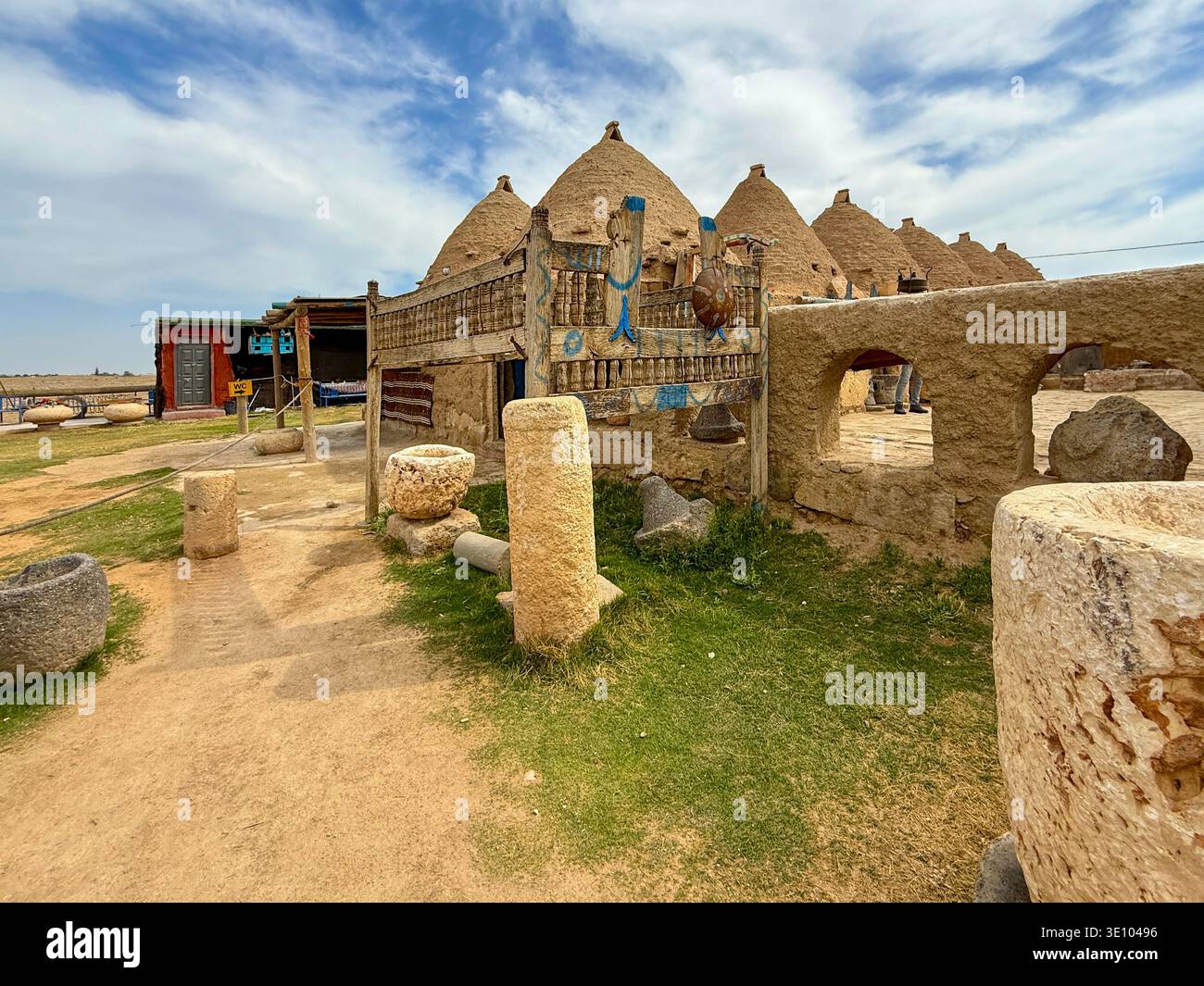 Traditionelle Mudbrick Beehive Häuser in Harran Sanliurfa Türkei, alte konische Lehmziegelarchitektur und Mesopotamian Heritage Village, verschiedene Winkel Stockfoto