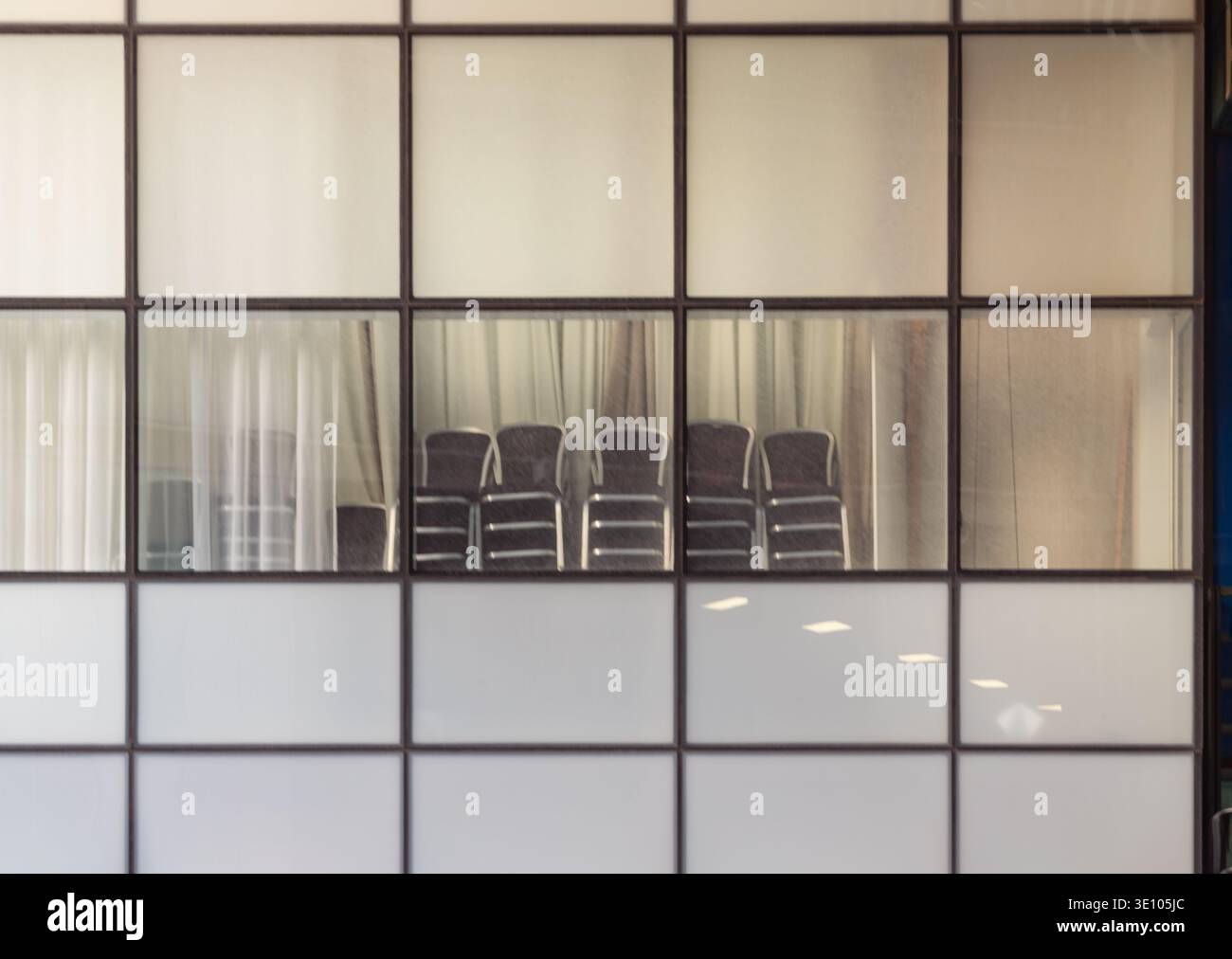 London, Großbritannien - 27. April 2025 - Ein Tableau funktionaler Einfachheit in Glas und Metall. Unter mattierten Platten verschwinden Details; darüber sind klare Scheiben r Stockfoto