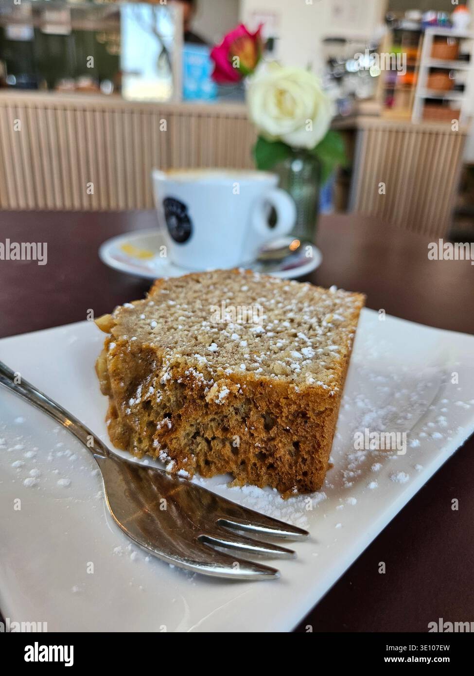 Bananenkuchen & Nachmittagskuchen Cappuccino Bliss, Eine gemütliche Kombination aus feuchtem, hausgemachtem Bananenkuchen, serviert zusammen mit einem warmen Cappuccino für den perfekten Nachmittag Stockfoto