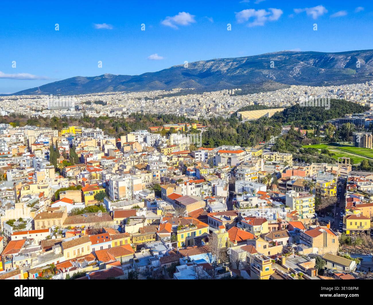 Ein Blick auf die Stadt Athen, Griechenland, vom Akropolis-Felsen aus gesehen. Stockfoto