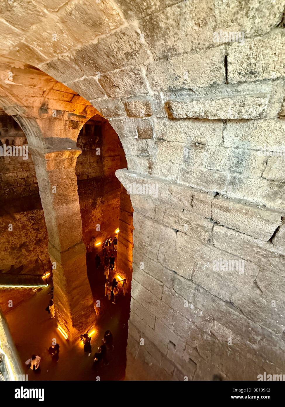 Antike römische unterirdische Wasserzisterne, bekannt als Dara Dungeon, historische Steinsäulen und gewölbte Decke in Dara Ancient City, Mardin Türkei Stockfoto