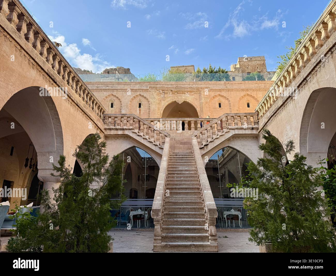 Majestätische Steintreppe des historischen PTT-Gebäudes in Mardin Türkei, Architektur des osmanischen Herrenhauses aus dem 19. Jahrhundert und traditionelles Mauerwerk Stockfoto
