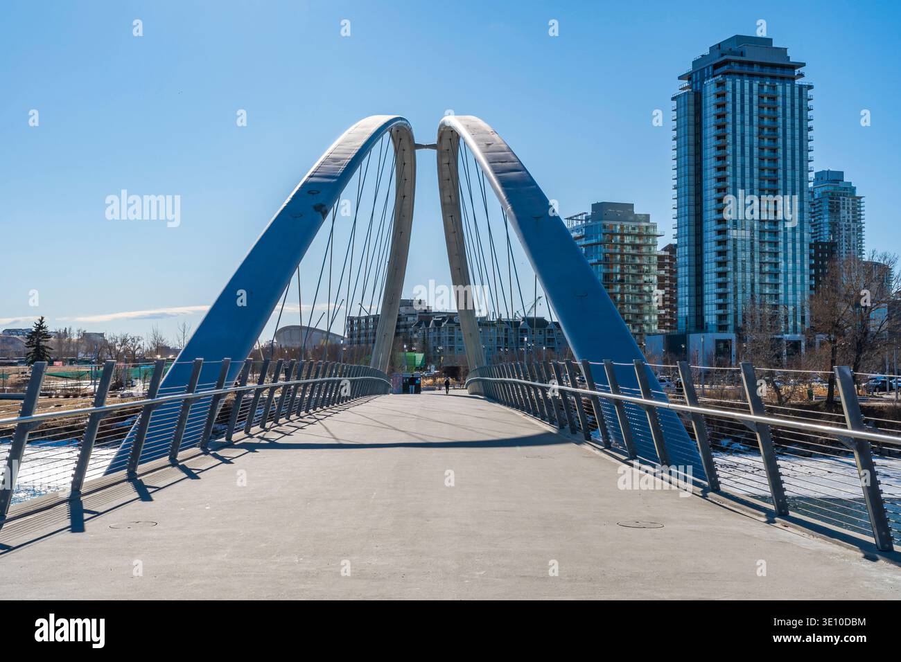 CALGARY, KANADA – 10. FEBRUAR 2026: Die George C. King Bridge ist eine Fußgängerbrücke, die den Bow River nordöstlich von Downtown Calgary überspannt. IT-Verbindung Stockfoto