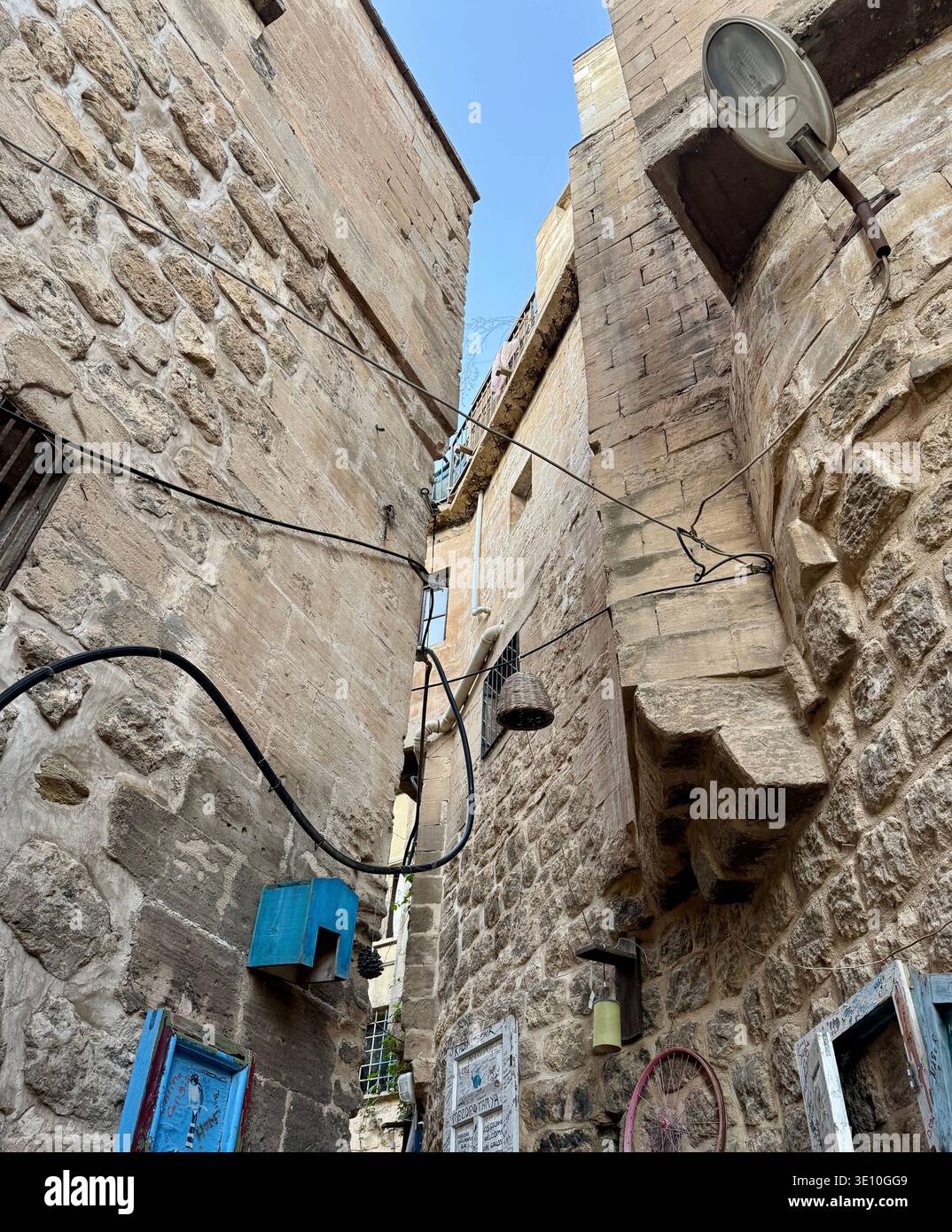 Authentische enge Straßen von Old Mardin Türkei, historische Steinarchitektur und traditionelle Gasse Stockfoto