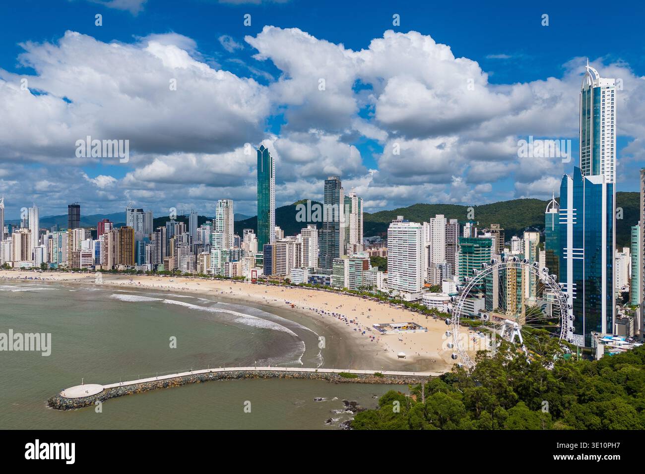 Zentraler Strand von Balneario Camboriu City mit Hochhäusern, Riesenrad und Barra Norte Quay Stockfoto