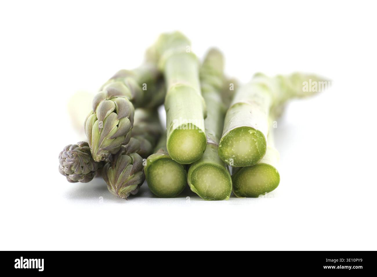 Frische grüne Spargelstangen isoliert auf einem sauberen weißen Hintergrund. Das Bild zeigt die natürliche Textur und Frische des Gemüses Stockfoto