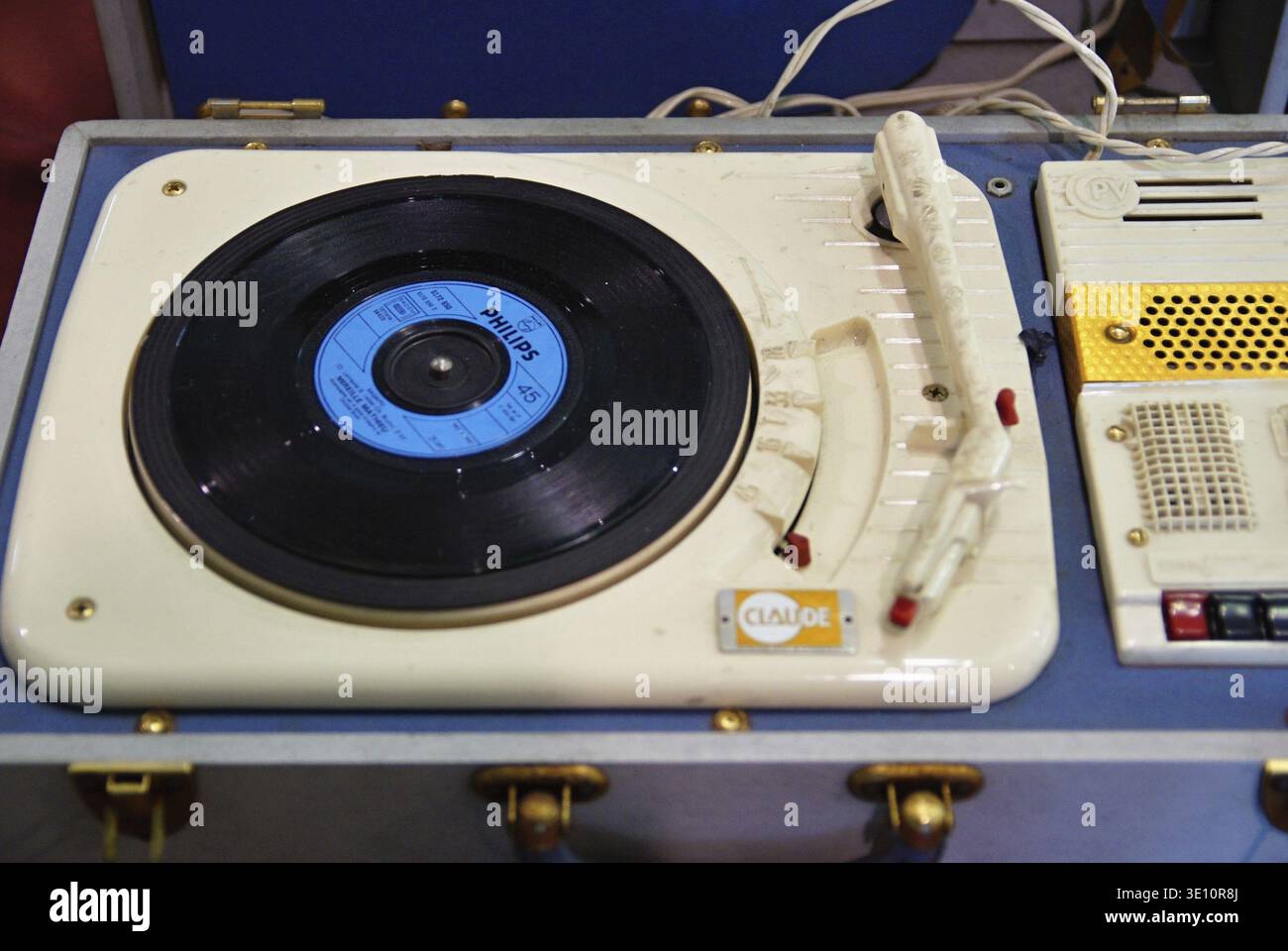 Plattenspieler mit einer Philips 45 U/min Schallplatte, die analoge Retro-Musik zeigt Stockfoto