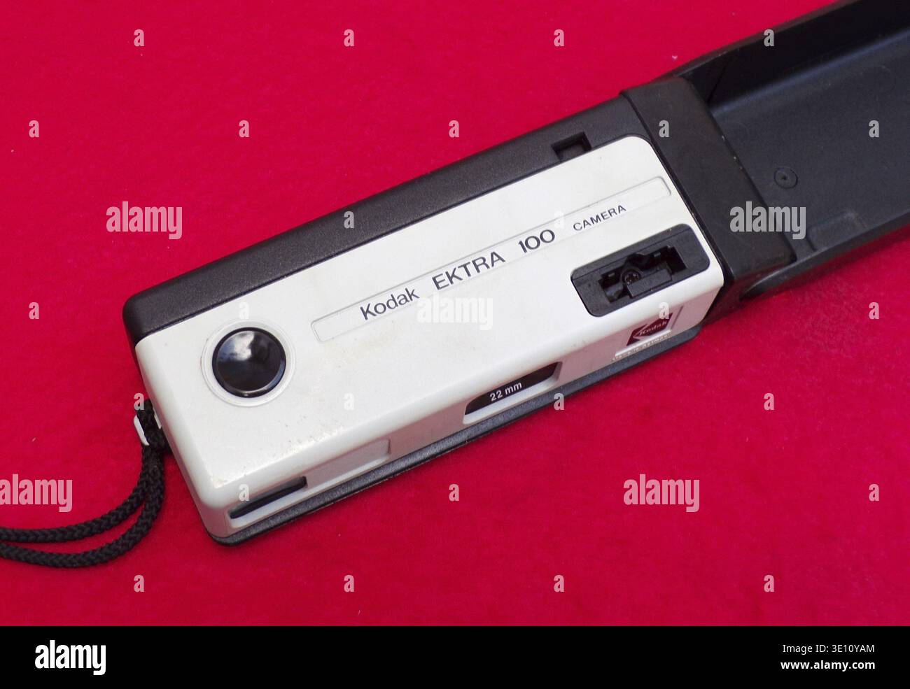 Vintage Kodak Ektra 100 Taschenkamera auf rotem Hintergrund mit kompaktem Design und klassischer Ästhetik Stockfoto