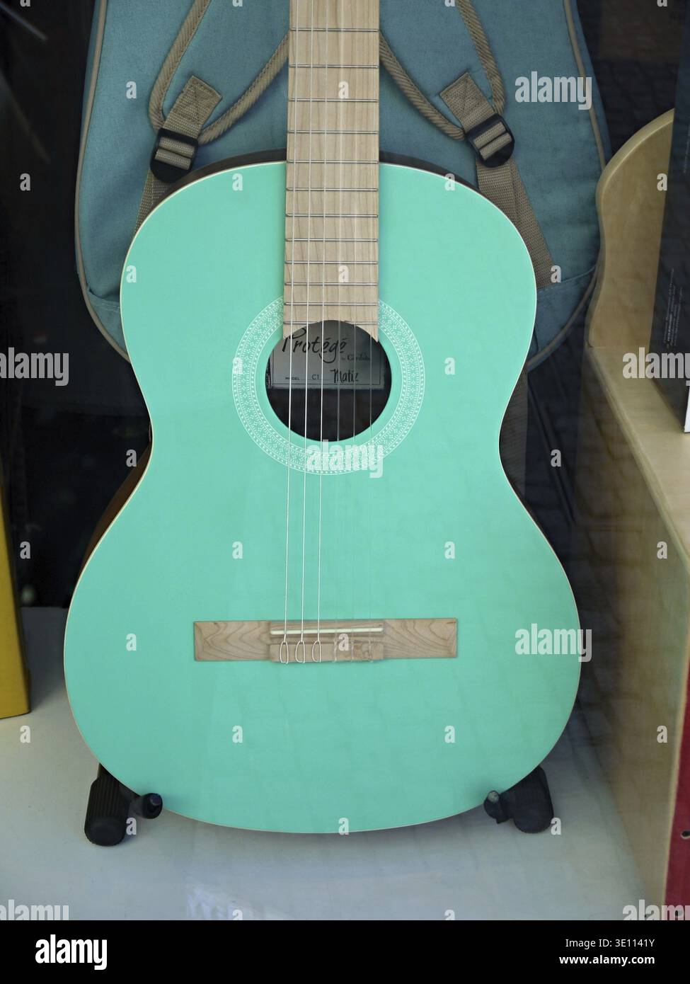 Hellgrüne Protege by Tinker klassische Gitarre mit Nylonsaiten, die vor der Aufgatasche stehen, bereit zum Spielen Stockfoto