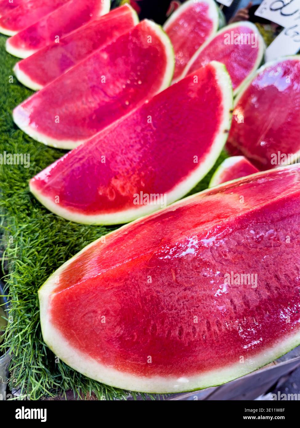 Wassermelonen, in Viertel geschnitten, werden an einem Obststand auf dem Karmel-Markt in Tel Aviv, Israel, ausgestellt. Stockfoto