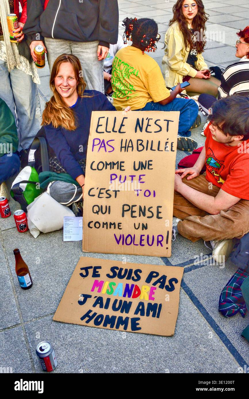 Gruppen von Frauen, die auf der Kundgebung zum Internationalen Frauentag in Brüssel, Belgien, am 8. März 2026 sprechen und interagieren. Stockfoto