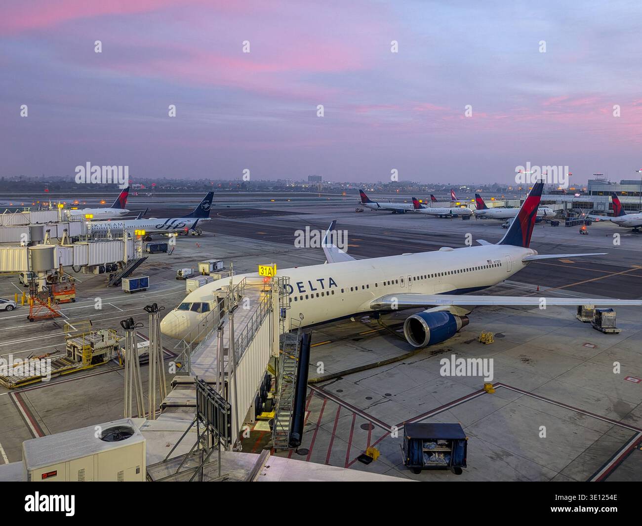 Los Angeles, CA - 13. März 2026: Delta-Flugzeuge bei Sonnenaufgang am LAX Stockfoto