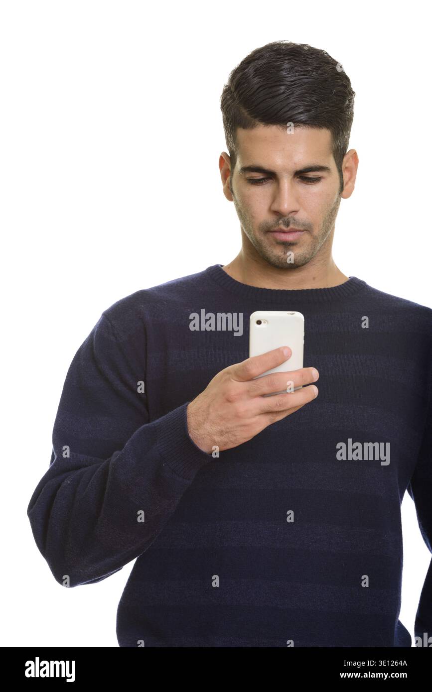 Jungen schönen persischen Mann mit Handy vor weißem Hintergrund Stockfoto