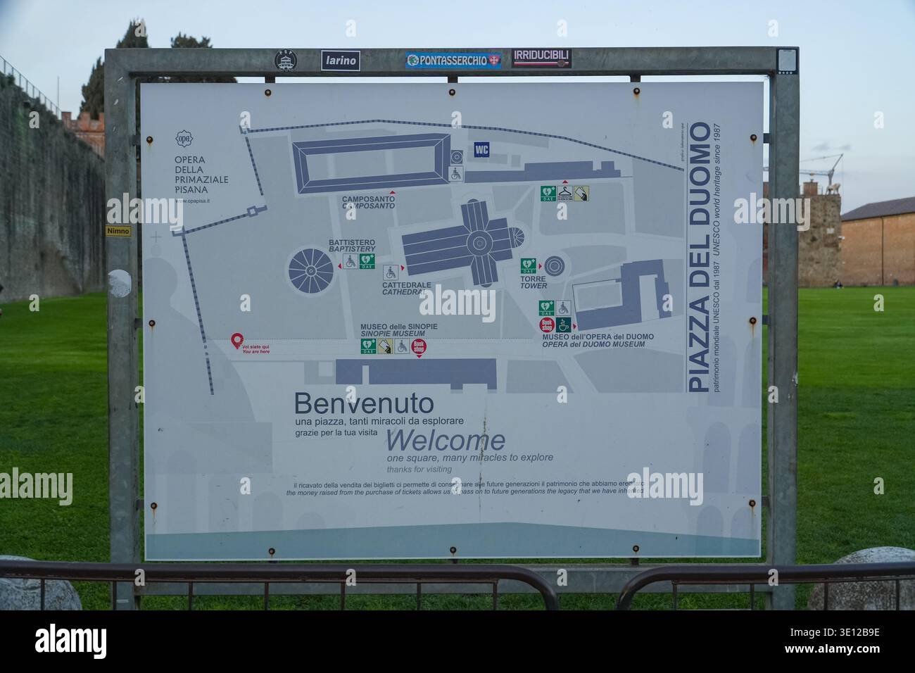 Piazza del Duomo Karte. Pisa, Italien. Informationstafel mit dem Layout des Baptisteriums, der Kathedrale und des Schiefen Turms. UNESCO-Stätte. Stockfoto