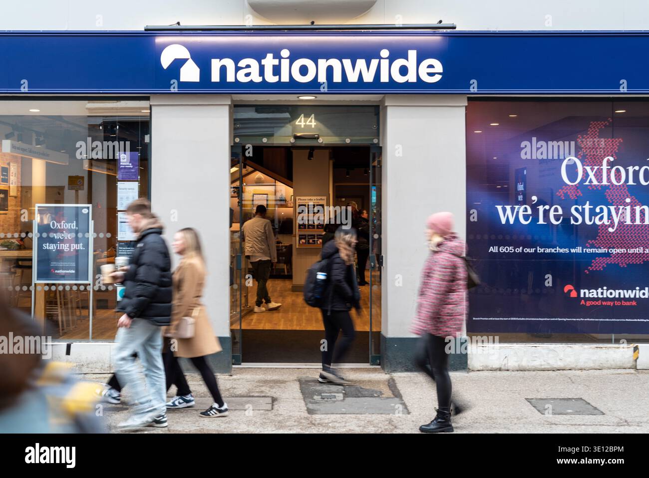 Leute, die an einer landesweiten Baugesellschaft in Oxford, Großbritannien, vorbeilaufen Stockfoto