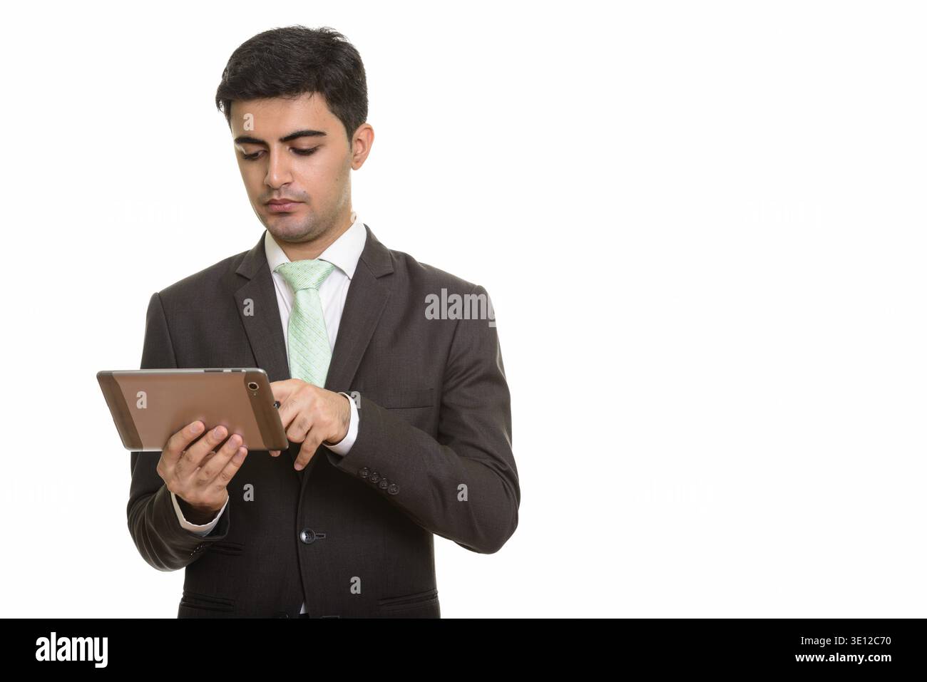 Jungen schönen persischen Geschäftsmann mit digitalen Tablet vor weißem Hintergrund Stockfoto