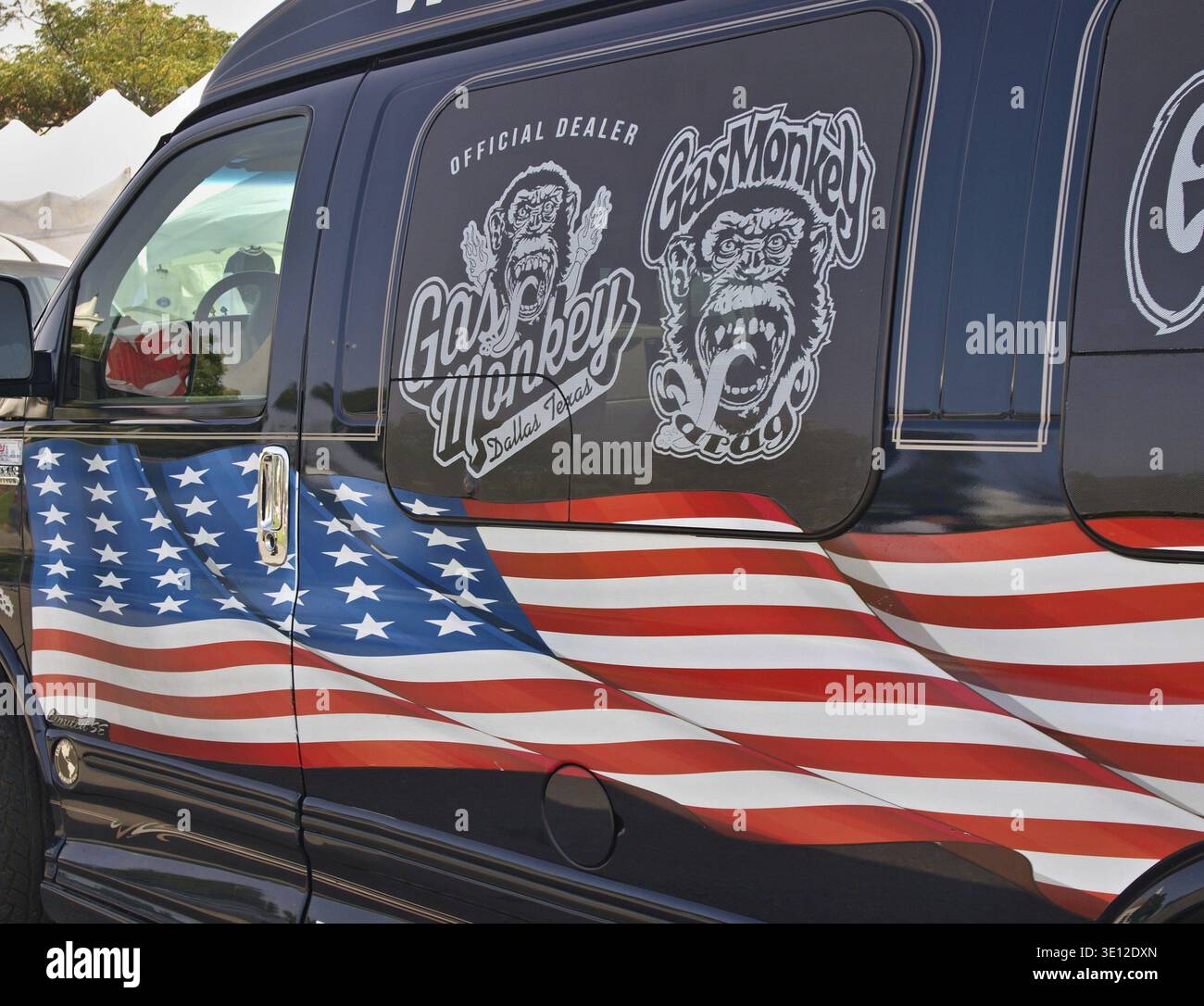 Kundenspezifischer Chevrolet Express Van mit Gas Monkey Garage Branding und Grafiken der amerikanischen Flagge Stockfoto