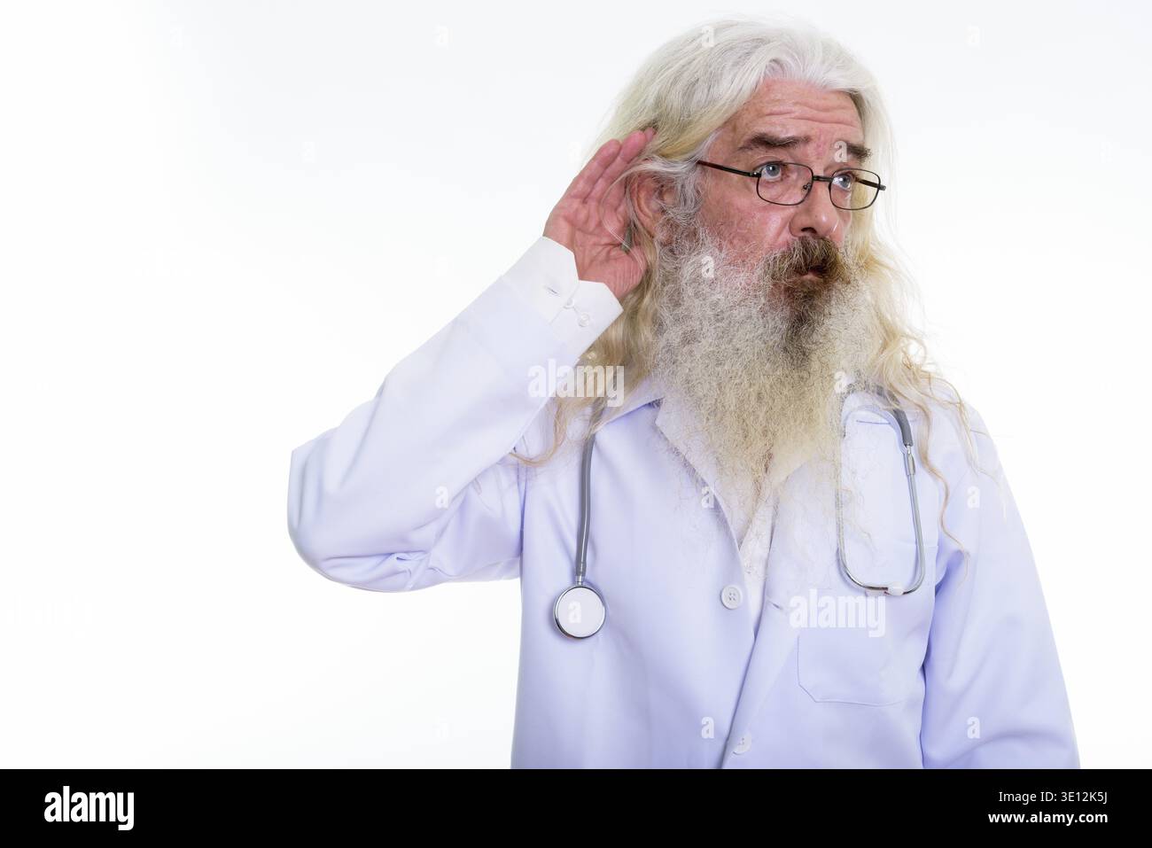 Studio shot der älteren bärtigen Mann Arzt denken während der Wiedergabe Stockfoto