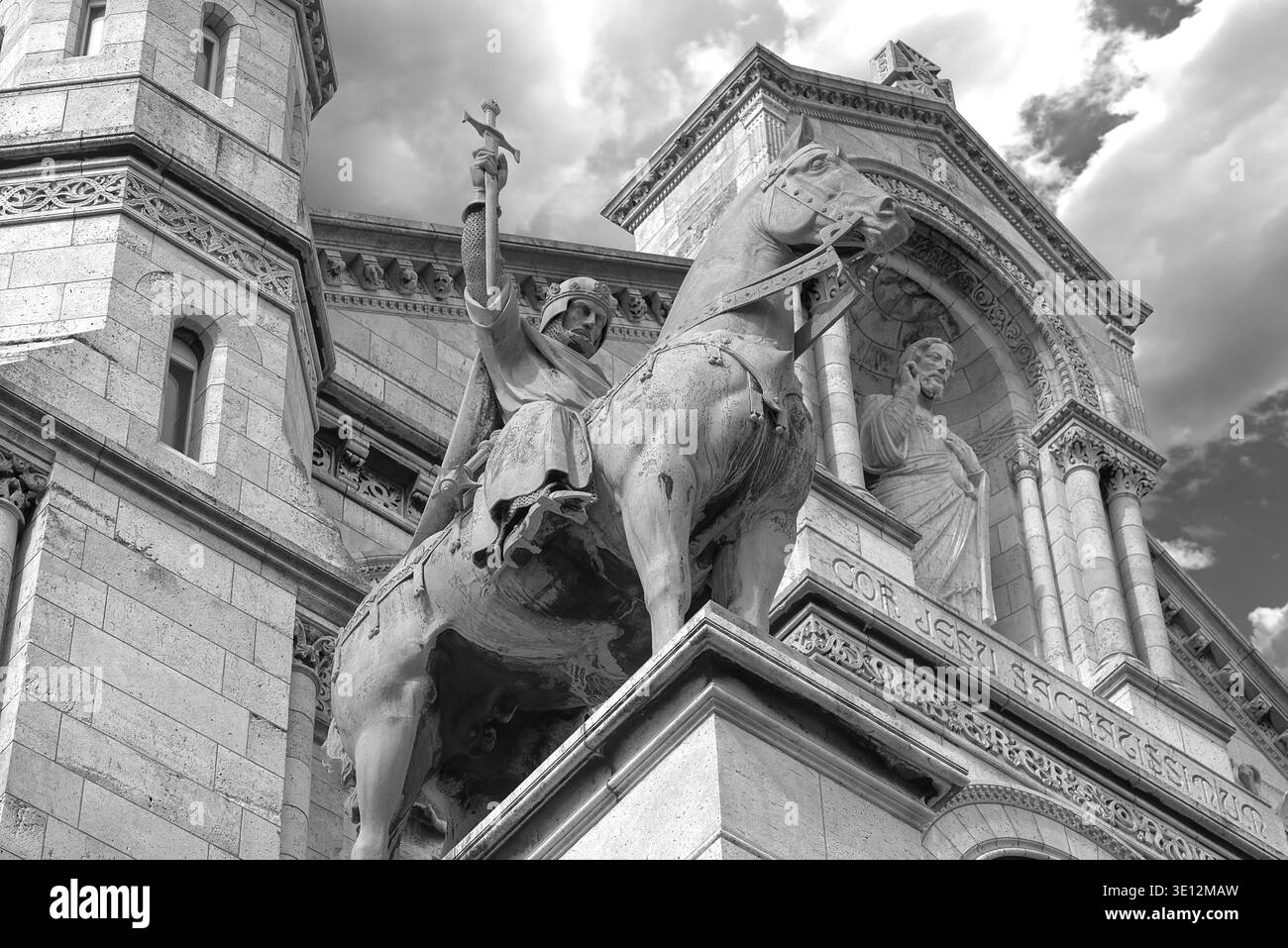 Reiterstatue von König Saint Louis vor der Sacre-CRur de Montmartre, schwarz-weiß, Paris, Frankreich Stockfoto
