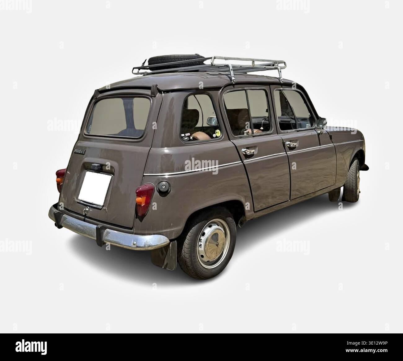 Renault 4 braunes Fließheck-Oldtimer mit Dachträger auf weißem Hintergrund Stockfoto