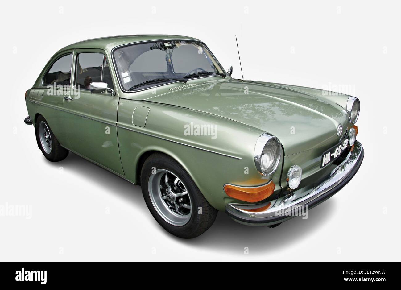 Der klassische Volkswagen Typ 3, auch Volkswagen 1500 und 1600 genannt, glänzt unter Studiolichtern Stockfoto