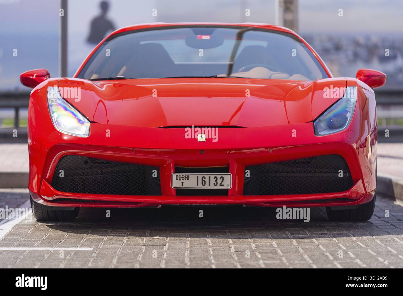 Vorderansicht eines roten Ferrari mit 488 GTB, der auf einem Parkplatz in Dubai geparkt ist und Luxus und Reichtum bietet Stockfoto