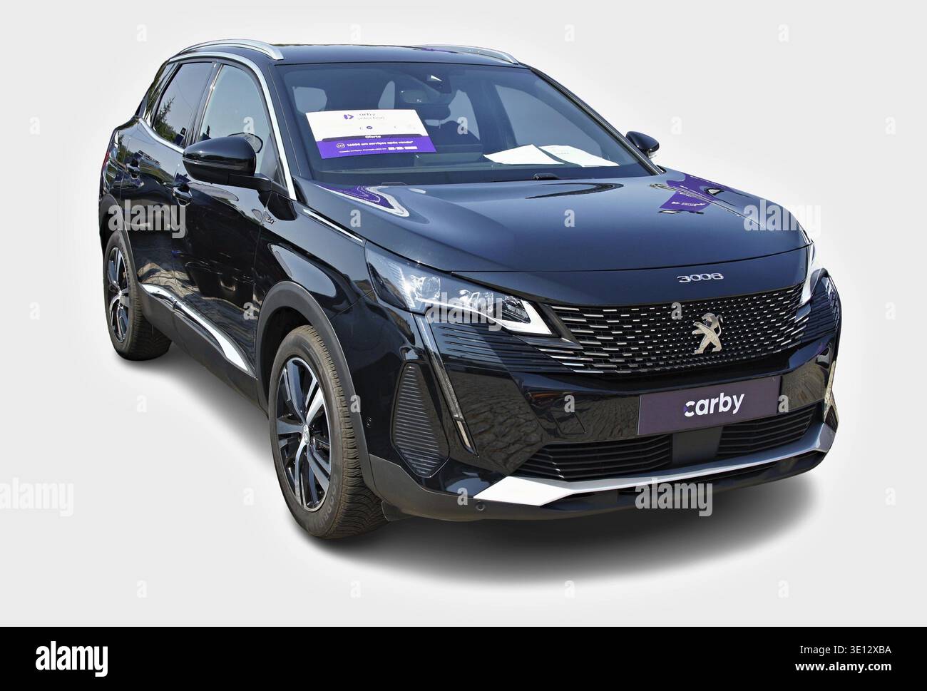 Moderner, luxuriöser SUV Peugeot 3008 auf weißem Hintergrund mit elegantem Design und markantem Branding Stockfoto
