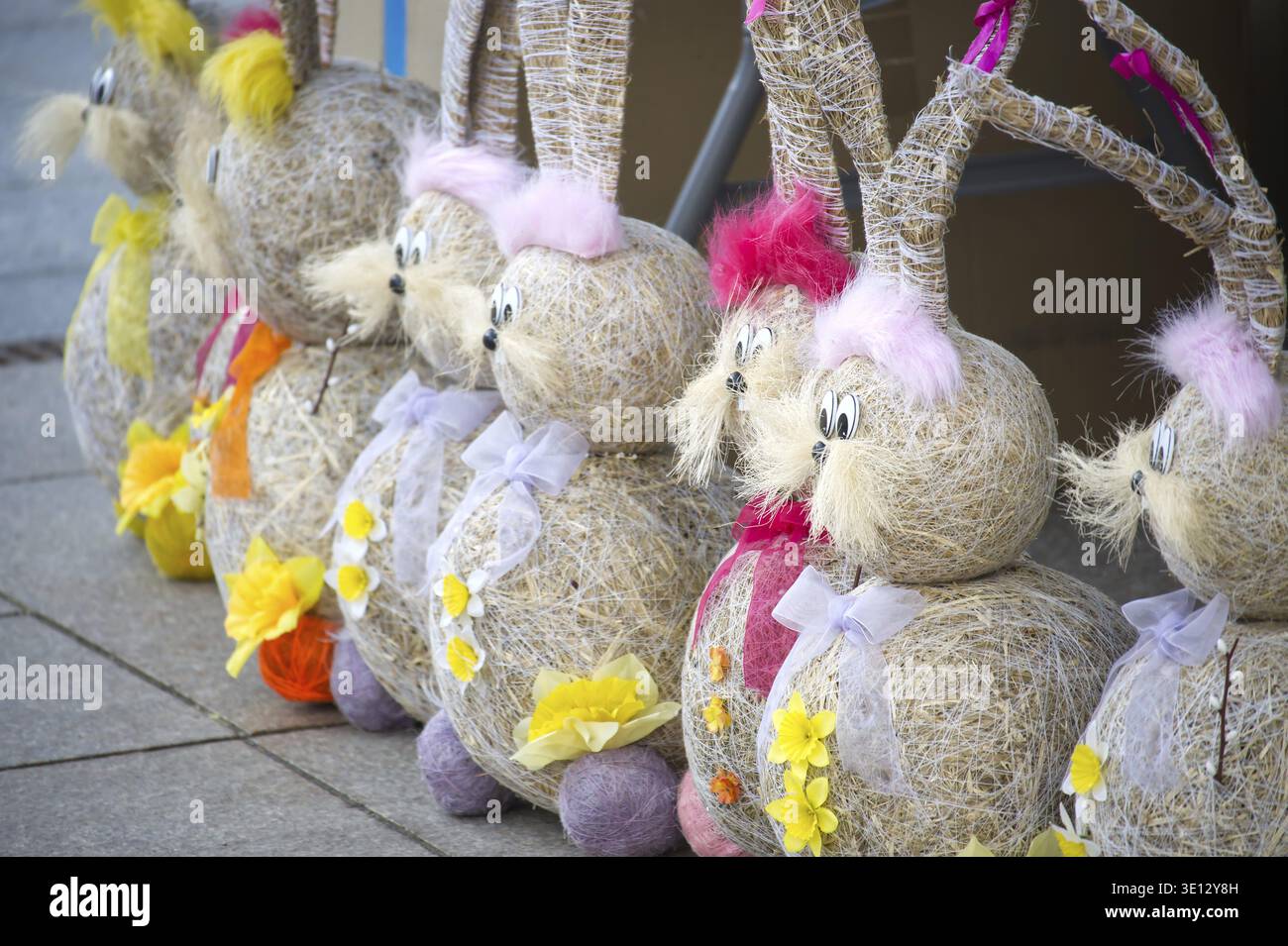 Eine Reihe wunderbarer Osterhasen-Dekorationen, handgefertigt mit Strohhalm und farbenfrohen Akzenten, perfekt für Frühlingsferien und festliche Designs Stockfoto