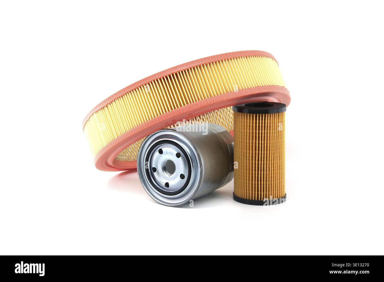 Filtersortiment für Pkw-Motoren mit einer Vielzahl von Filtern, einschließlich Luftfilter, Ölfilter und Kraftstofffilter, isoliert auf weißem Hintergrund für Autom Stockfoto