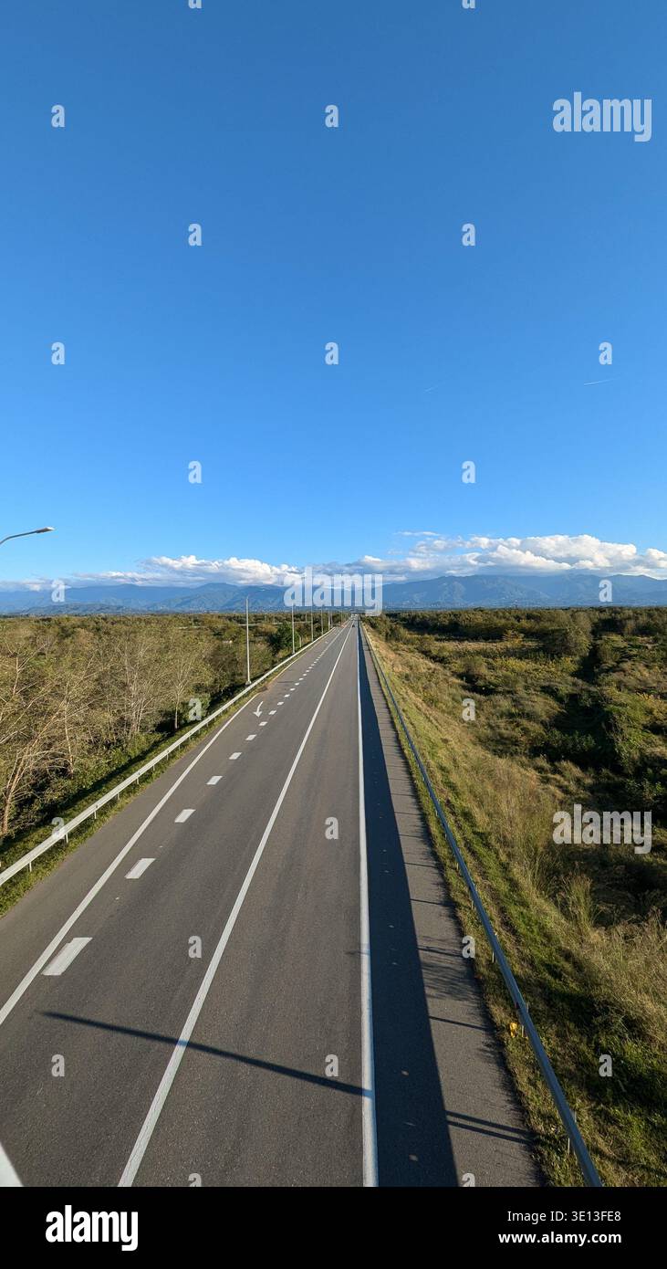 Panoramastraße unter bewölktem Himmel Stockfoto